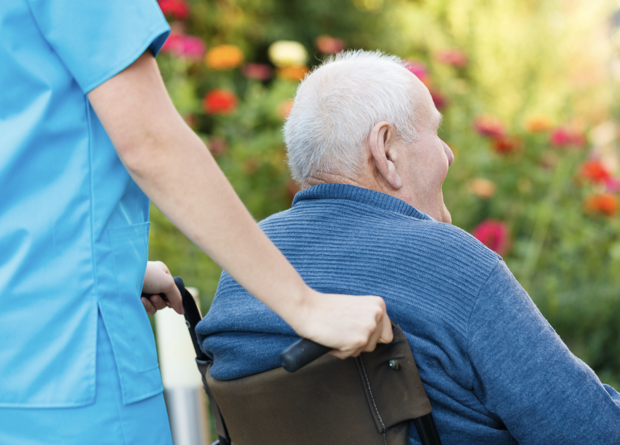 その「優しさ」で、現場を殺さない。——介護の善意を「成長」へと変換する、レバレッジポイントの魔法